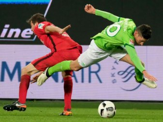 Wolfsburgs Julian Draxler (r) und Frankfurts David Abraham kämpfen um den Ball. Foto: Peter Steffen Wolfsburgs Julian Draxler (r) und Frankfurts David Abraham kämpfen um den Ball. Foto: Peter Steffen