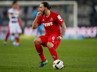 Höger handelt sich in Bremen die fünfte Gelbe ein (Quelle: FIRO/SID) Höger handelt sich in Bremen die fünfte Gelbe ein (Quelle: FIRO/SID)