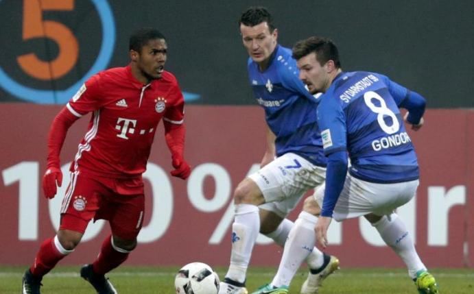 Douglas Costa (l) war der Matchwinner für den FC Bayern. Foto: Hasan Bratic