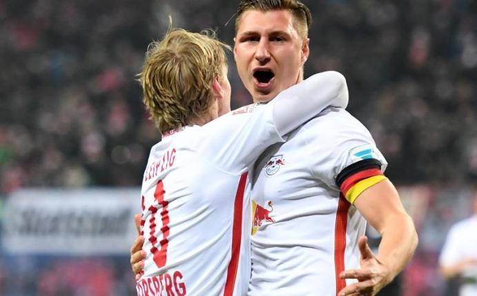 Leipzigs Torschütze Willi Orban (r) und Emil Forsberg feiern den Sieg gegen Hertha BSC. Foto: Hendrik Schmidt