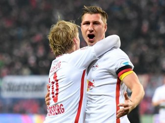 Leipzigs Torschütze Willi Orban (r) und Emil Forsberg feiern den Sieg gegen Hertha BSC. Foto: Hendrik Schmidt Leipzigs Torschütze Willi Orban (r) und Emil Forsberg feiern den Sieg gegen Hertha BSC. Foto: Hendrik Schmidt