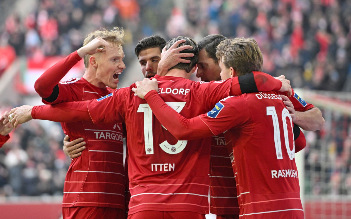 Bejubeln das 1:0: Düsseldorfs Profis um Doppel-Torschütze Itten.