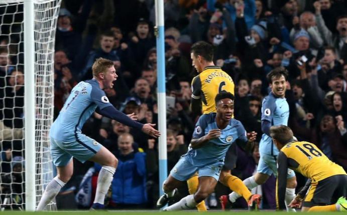 Dank Raheem Sterlings (M) drehte Manchester City das Spiel gegen Arsenal. Foto: Nigel Roddis