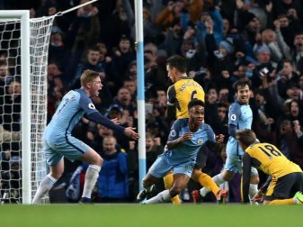 Dank Raheem Sterlings (M) drehte Manchester City das Spiel gegen Arsenal. Foto: Nigel Roddis Dank Raheem Sterlings (M) drehte Manchester City das Spiel gegen Arsenal. Foto: Nigel Roddis