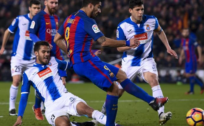 Luis Suarez trifft doppelt im Derby von Barcelona (Quelle: SID)