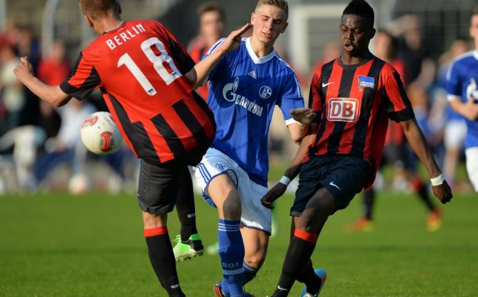 Jordan Torunarigha (r.) erhält Profivertrag bei Hertha (Quelle: FIRO/SID)
<br>© 2016 SID