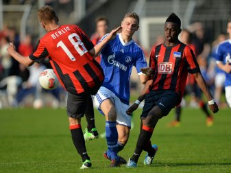Jordan Torunarigha (r.) erhält Profivertrag bei Hertha (Quelle: FIRO/SID)
<br>© 2016 SID Jordan Torunarigha (r.) erhält Profivertrag bei Hertha (Quelle: FIRO/SID)
<br>© 2016 SID