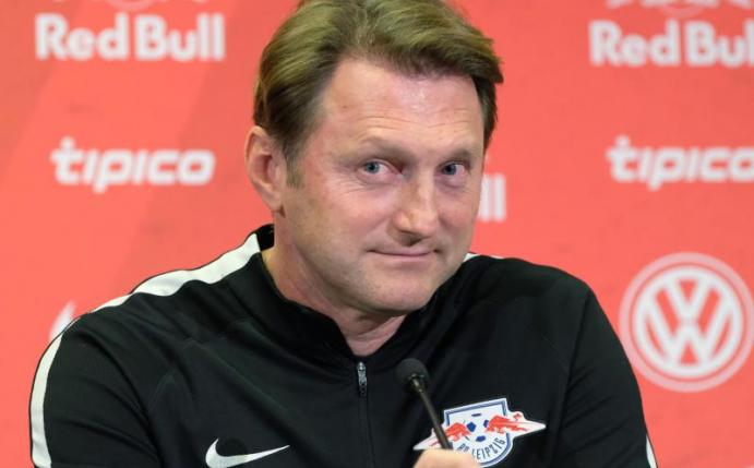 Leipzigs Trainer Ralph Hasenhüttl ist vor der Partie bei den Bayern guter Dinge - den Respekt der Münchner hat sein Team bereits. Foto: Sebastian Willnow