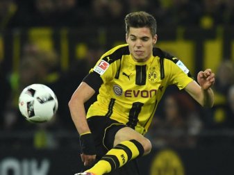 Julian Weigl hat seinen Vertrag mit Borussia Dortmund bis 2021 verlängert. Foto: Bernd Thissen Julian Weigl hat seinen Vertrag mit Borussia Dortmund bis 2021 verlängert. Foto: Bernd Thissen
