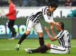 Makoto Hasebe (l) und Timothy Chandler haben ihre Verträge bei Eintracht Frankfurt verlängert. Foto: Arne Dedert