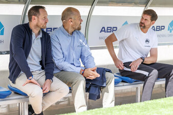 Die Wege der Fürther Verantwortlichen und von Trainer Kleine (r) trennen sich. (Archivbild) Die Wege der Fürther Verantwortlichen und von Trainer Kleine (r) trennen sich. (Archivbild)