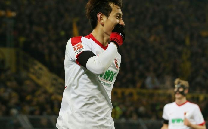 Jis frühes Tor brachte Augsburg einen Punkt beim BVB (Quelle: FIRO/SID)