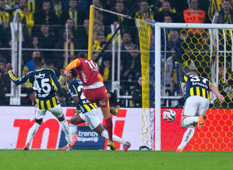 Leroy Sané hat seine Mannschaft im Derby in Führung gebracht. Leroy Sané hat seine Mannschaft im Derby in Führung gebracht.