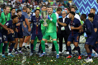 Udine, 13. August 2025: PSG feiert den Gewinn des UEFA Cuper Cup gegen Tottenham, auch dank Torhüter Lucas Chevalier (m., mit dem Pokal). Foto: Claudio Villa/Getty Images