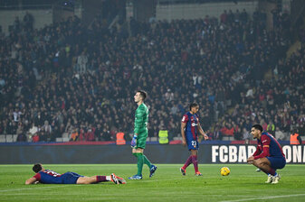 BARCELONA, SPAIN - JANUARY 27: (L-R) Pau Cubarsi, Iñaki Peña, Jules Kounde and Ronald Araujo of FC Barcelona show their dejection during the LaLiga EA Sports match between FC Barcelona and Villarrea