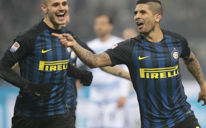 Mailands Ever Banega (r) feiert mit Mauro Icardi einen Treffer gegen Lazio. Foto: Emilio Andreoli