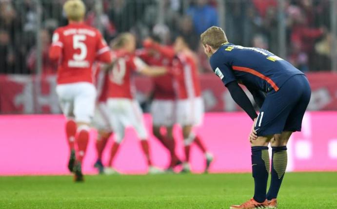 Leipzigs Timo Werner blickt den Bayern-Spielern beim Torjubel nach dem 3:0 zu. Foto: Tobias Hase