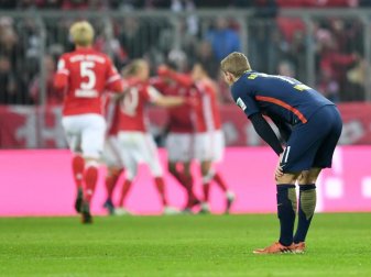 Leipzigs Timo Werner blickt den Bayern-Spielern beim Torjubel nach dem 3:0 zu. Foto: Tobias Hase Leipzigs Timo Werner blickt den Bayern-Spielern beim Torjubel nach dem 3:0 zu. Foto: Tobias Hase