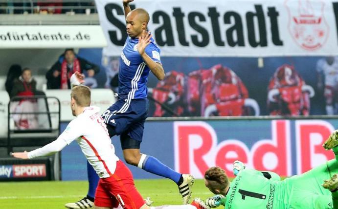 Leipzigs Timo Werner (r) kommt ohne eine Berührung durch Schalke-Keeper Ralf Fährmann (1) zu Fall. Foto: Jan Woitas