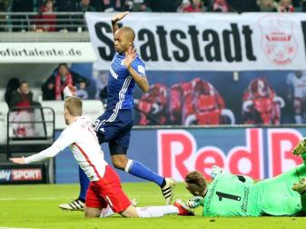 Leipzigs Timo Werner (r) kommt ohne eine Berührung durch Schalke-Keeper Ralf Fährmann (1) zu Fall. Foto: Jan Woitas Leipzigs Timo Werner (r) kommt ohne eine Berührung durch Schalke-Keeper Ralf Fährmann (1) zu Fall. Foto: Jan Woitas