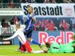Leipzigs Timo Werner (r) kommt ohne eine Berührung durch Schalke-Keeper Ralf Fährmann (1) zu Fall. Foto: Jan Woitas