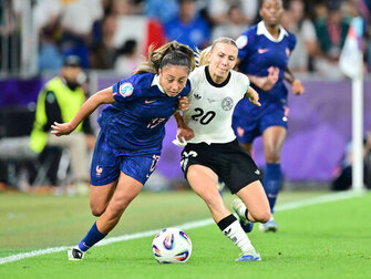 Deutschlands Elisa Senß im EM-Viertelfinale gegen Frankreich: Auch ihr Club Eintracht Frankfurt bekommt eine Zahlung von der UEFA. (Archivbild)