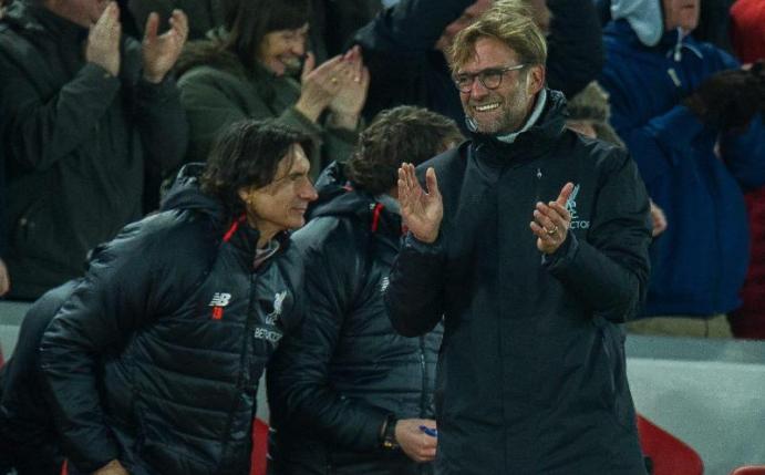Jürgen Klopp bejubelt einen 4:1-Sieg gegen Stoke City. Foto: Peter Powell