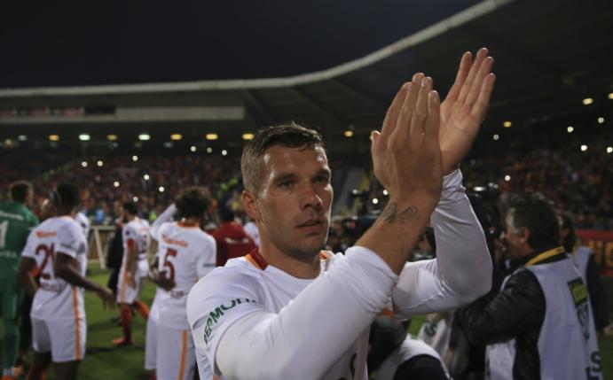 Bald in China? Lukas Podolski (Quelle: ANADOLU AGENCY/SID)
<br>© 2016 SID