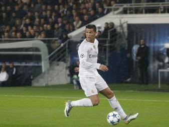 Cristiano Ronaldo bleibt den "Königlichen" treu (Quelle: SID-IMAGES)
<br>© 2016 SID Cristiano Ronaldo bleibt den "Königlichen" treu (Quelle: SID-IMAGES)
<br>© 2016 SID