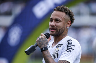 SANTOS, BRAZIL - DECEMBER 7: Neymar Junior of Santos talks with their fans before the Brasileirao 2025 match between Santos and Cruzeiro at Urbano Caldeira Stadium (Vila Belmiro) on December 7, 2025 i
