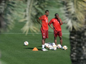 Jerome Boateng (l) und Douglas Costa 2016 im Wintertrainingslager der Bayern in Doha. Foto: Andreas Gebert