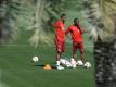 Jerome Boateng (l) und Douglas Costa 2016 im Wintertrainingslager der Bayern in Doha. Foto: Andreas Gebert