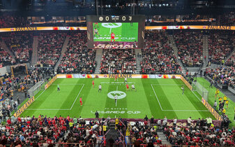 Budenzauber mit Fußball-Legenden wie Arjen Robben und Franck Ribéry (rote Trikots) in München. 