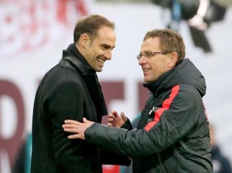 RB-Vorstand Oliver Mintzlaff (l) ist sicher dass Ralf Rangnick über 2019 hinaus bei RB Leipzig bleibt. Foto: Jan Woitas RB-Vorstand Oliver Mintzlaff (l) ist sicher dass Ralf Rangnick über 2019 hinaus bei RB Leipzig bleibt. Foto: Jan Woitas