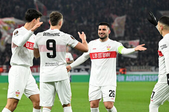 Schnelle Führung: Deniz Undav (2. von rechts) jubelt über sein 1:0.