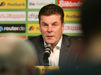 Dieter Hecking leitet sein erstes Training bei Borussia Mönchengladbach. Foto: Roland Weihrauch Dieter Hecking leitet sein erstes Training bei Borussia Mönchengladbach. Foto: Roland Weihrauch