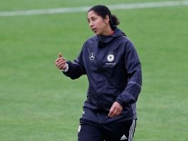 "Deswegen habe ich so eine Art Arbeitsbuch für die Spielerinnen gemacht, das sie zum Jahresanfang bekommen haben, wo alles drin steht: Wie soll unser Spielaufbau aussehen, unsere Spielfortsetzung, taktische Variationen, und so weiter", sagte Jones der S