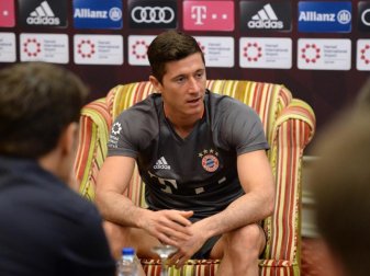 Bayern-Stürmer Robert Lewandowski bei der Presserunde in Doha. Foto: Andreas Gebert Bayern-Stürmer Robert Lewandowski bei der Presserunde in Doha. Foto: Andreas Gebert