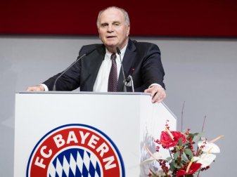 Bayern-Präsident Uli Hoeneß: «Die Zukunft des FC Bayern ist auf viel breiteren Beinen als die von Red Bull Leipzig.» Foto: Matthias Balk/Archiv
