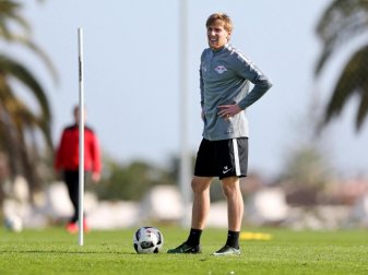 Emil Forsberg steht während einer Trainingseinheit von RB Leipzig in Lagos auf dem Platz. Foto: Jan Woitas
<br>dpa-infocom GmbH Emil Forsberg steht während einer Trainingseinheit von RB Leipzig in Lagos auf dem Platz. Foto: Jan Woitas
<br>dpa-infocom GmbH