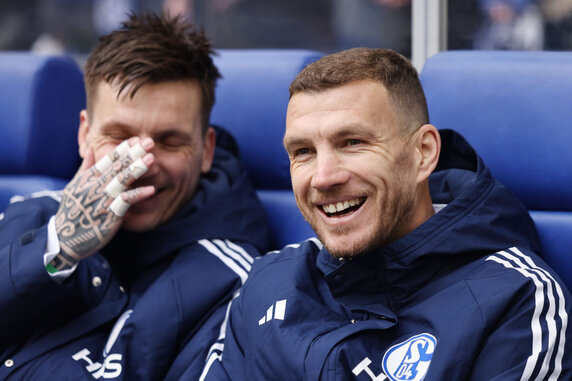 Trikotverkäufe explodieren bei S04 – Dzeko spielt Schalke Gehalt selbst wieder ein