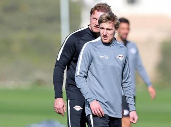 Cheftrainer Ralph Hasenhüttl (l) schließt einen Weggang seines Musterschülers Emil Forsberg (r) im Winter «definitiv» aus. Foto: Jan Woitas Cheftrainer Ralph Hasenhüttl (l) schließt einen Weggang seines Musterschülers Emil Forsberg (r) im Winter «definitiv» aus. Foto: Jan Woitas