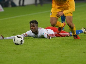 Hamburgs Gideon Jung hat sich im Trainingslager verletzt. Foto: Axel Heimken/Archiv