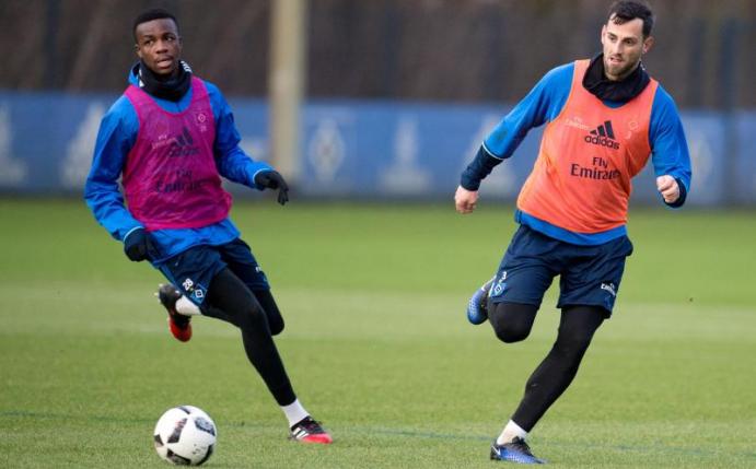 Gideon Jung (l) hat sich im Trainingslager des HSV verletzt. Foto: Daniel Reinhardt
<br>dpa-infocom GmbH