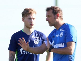 Schalkes Cheftrainer Markus Weinzierl (r) im Gespräch mit Max Meyer. Foto: Tim Rehbein Schalkes Cheftrainer Markus Weinzierl (r) im Gespräch mit Max Meyer. Foto: Tim Rehbein