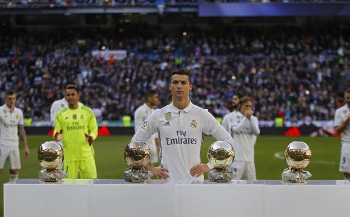 Cristiano Ronaldo und seine vier «Ballon d´Or». Foto: Francisco Seco