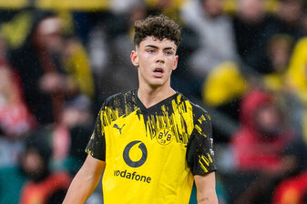 28.02.2026, Borussia Dortmund vs. FC Bayern München, 1. Bundesliga, 24. Spieltag Samuele Inacio Borussia Dortmund, 40 Wichtiger Hinweis: Gemaess den Vorgaben der DFL Deutsche Fussball Liga bzw. des D
