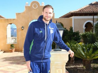 Benedikt Höwedes im Trainingslaher in Benidorm: «Wir sind als Mannschaft gereift. Das hat man bei der Krise zum Saisonstart gesehen.» Foto: Tim Rehbein Benedikt Höwedes im Trainingslaher in Benidorm: «Wir sind als Mannschaft gereift. Das hat man bei der Krise zum Saisonstart gesehen.» Foto: Tim Rehbein