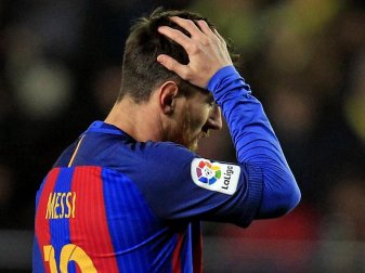 Das sind Lionel Messi und der große FC Barcelona nicht gewohnt: nach der Niederlage im Pokal nun noch ein mageres Unentschieden gegen Villarreal (Spanien). Foto: Alberto Saiz Das sind Lionel Messi und der große FC Barcelona nicht gewohnt: nach der Niederlage im Pokal nun noch ein mageres Unentschieden gegen Villarreal (Spanien). Foto: Alberto Saiz