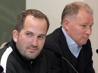 Augsburg Trainer Manuel Baum (l) mit Sportdirektor Stefan Reuter bei einer Pressekonferenz in der WWK-Arena. Foto: Stefan Puchner